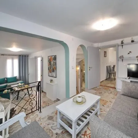 Holiday home Philoxenia *